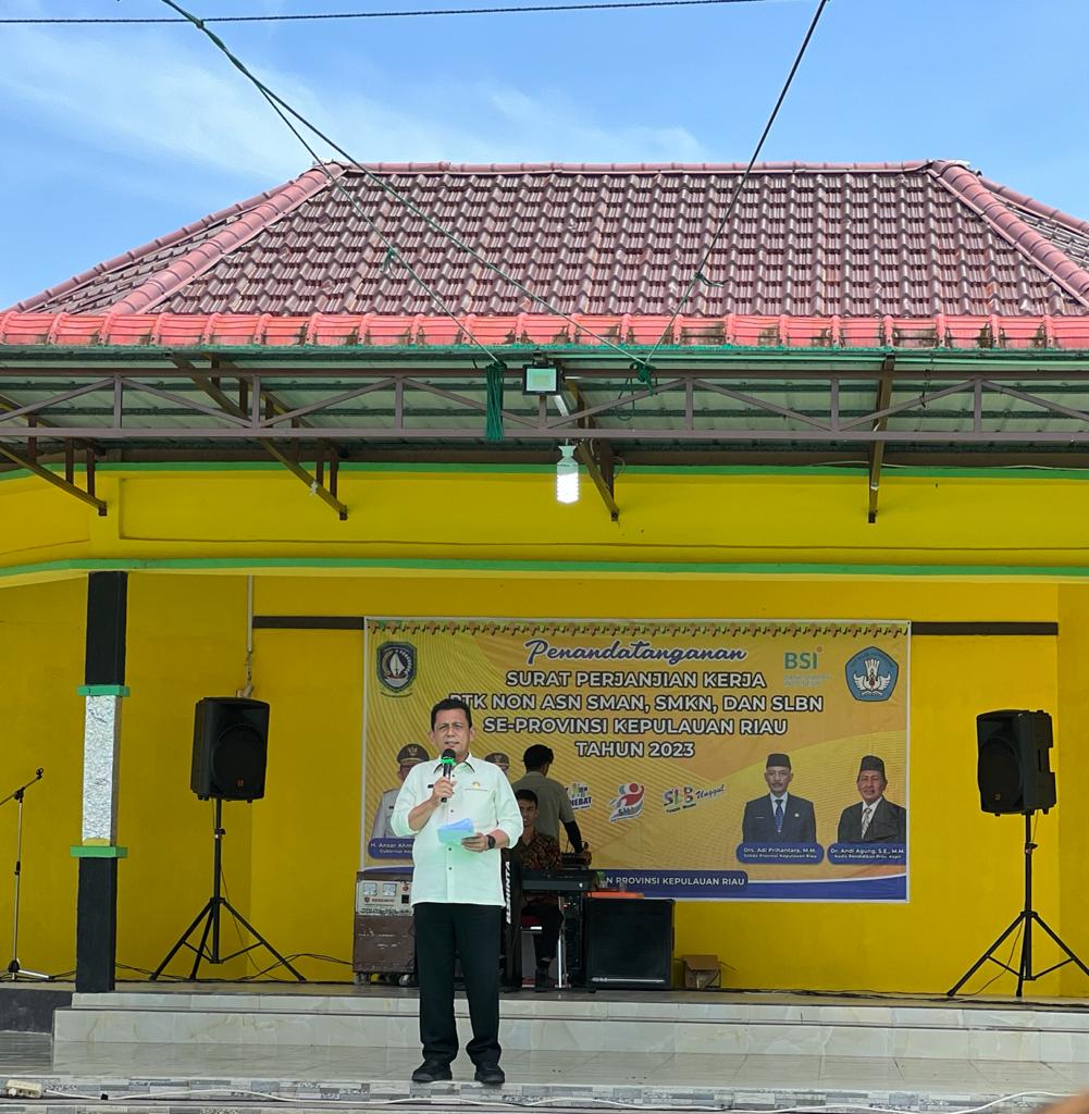 Gubernur Bersama Ketua Komisi 4 DPRD Kepri Serahkan SK PTK Non ASN di Kabupaten Natuna