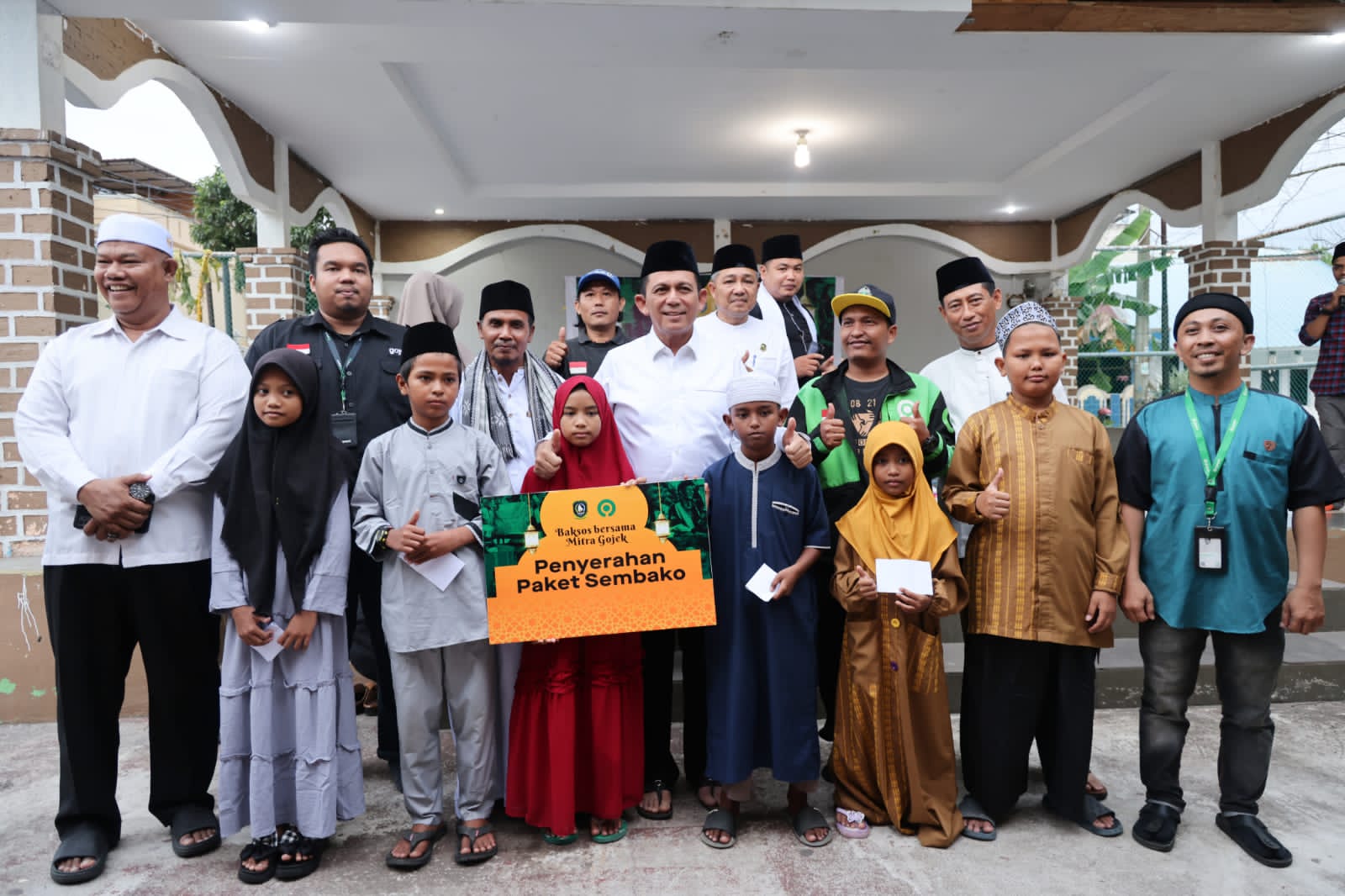Bersama Gojek, Gubernur Ansar Bakti Sosial di Panti Asuhan Qurrotu A'yun Batam