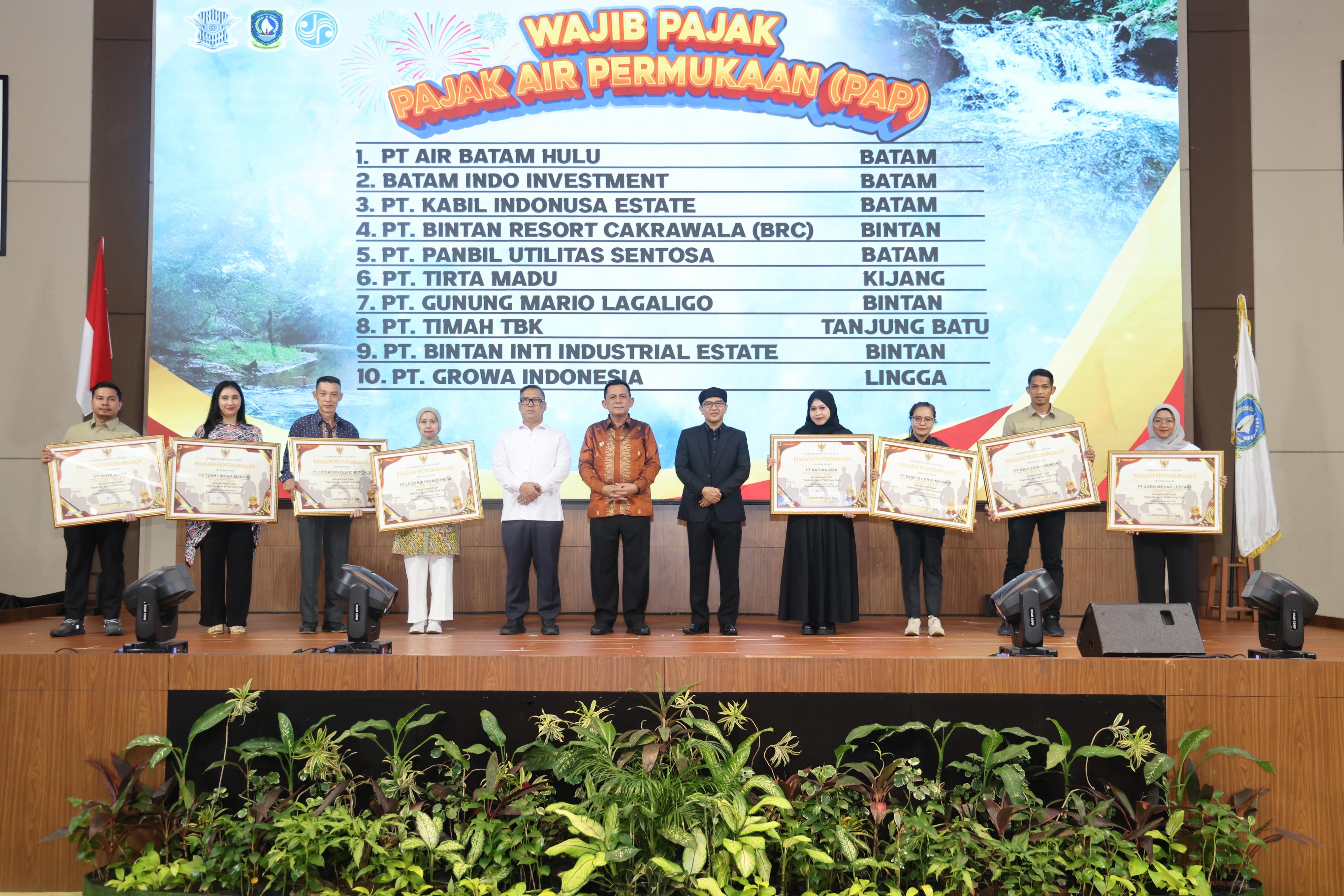 Gubernur Ansar Serahkan Apresiasi Penghargaan Program Gebyar Pajak Kepri 2025