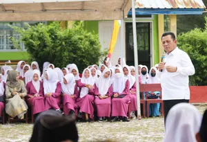Ansar Tegaskan Anak Kepri Tidak  Minder Bersaing Saat Berkunjung di SMAN 1 Jemaja