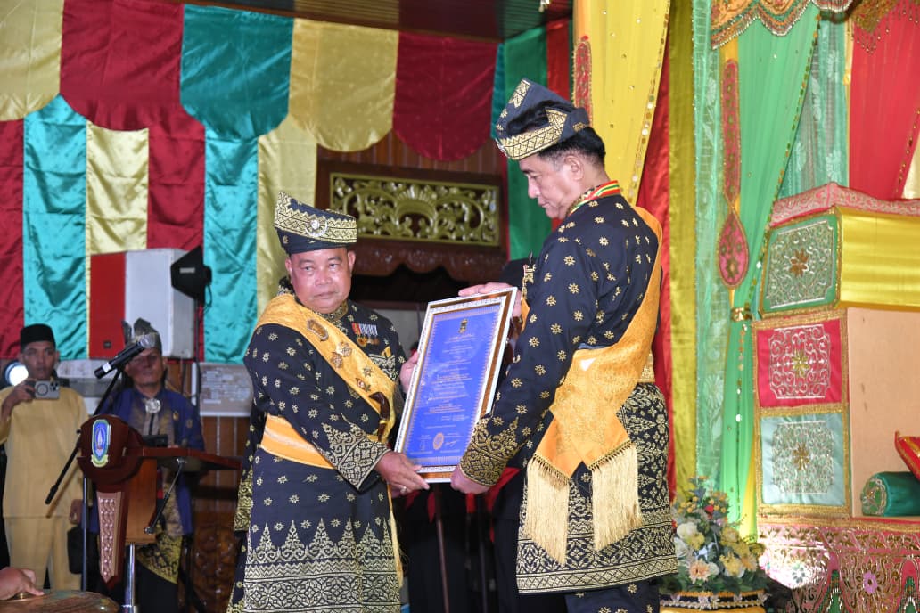 Menko Yusril Ihza Mahendra Terima Gelar Adat “Dato’ Seri Indera Nara Wangsa” dari LAM Kepri