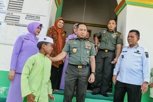 Panglima TNI Serahkan Bantuan Sosial dan Kunjungi Situs Bersejarah di Pulau Penyengat