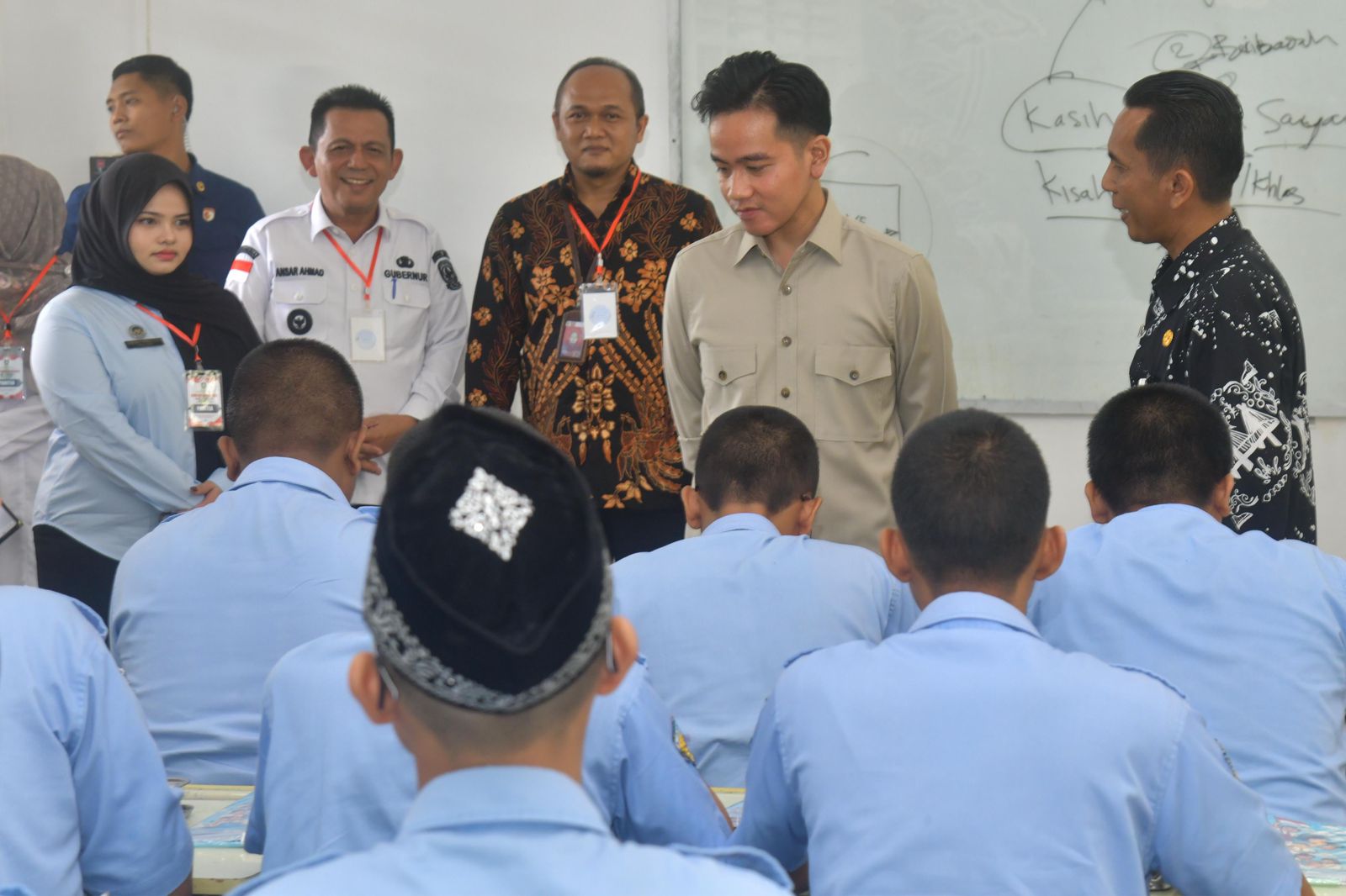 Mengawali Kunjungannya di Kepri Wapres Gibran Tinjau Program MBG di SMKN 1 Batam