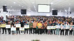 Ansar Serahkan Bantuan Sosial untuk Warga Batu Aji, Sekupang, dan Belakang Padang Senilai Rp108,2 Miliar
