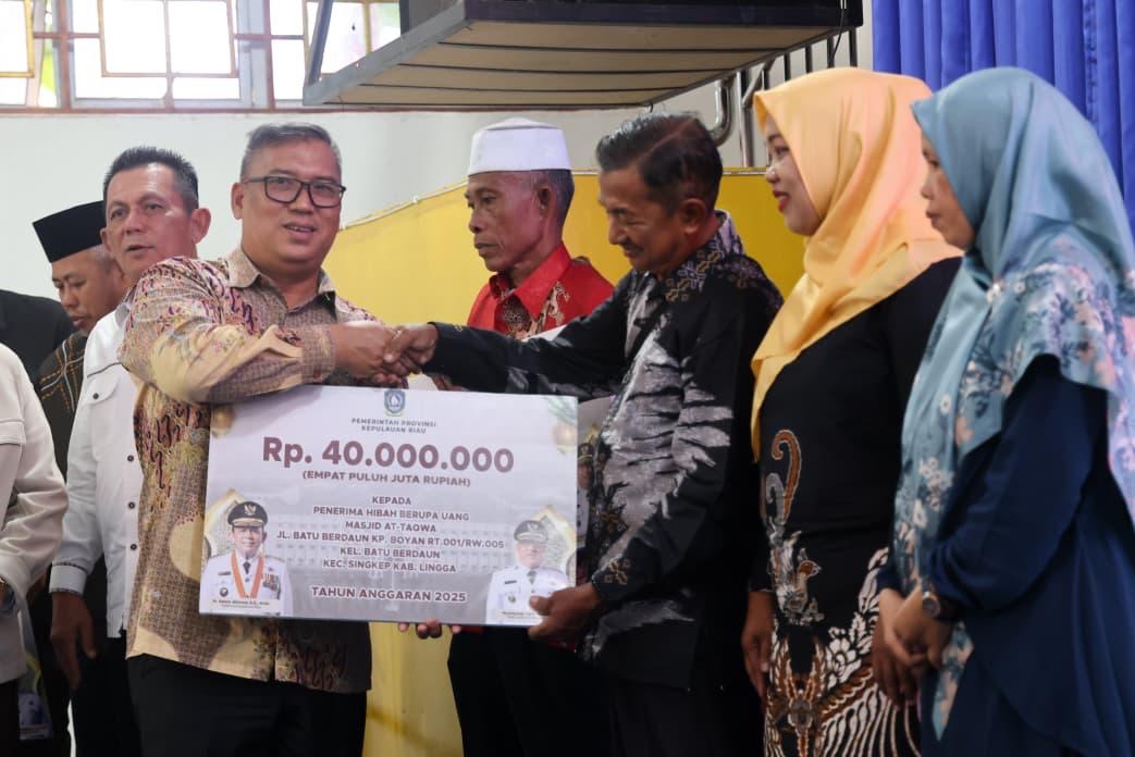 Pemprov Kepri Salurkan Bantuan untuk Masyarakat Lingga, Gubernur Ansar: Wujud Hadirnya Negara di Tengah Rakyat