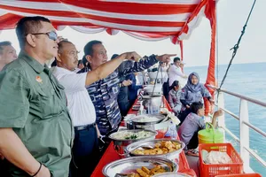 Sekdaprov Kepri Adi Dampingi Dirjen Perhubungan Laut Tinjau Pembangunan Menara Suar Karang Singa