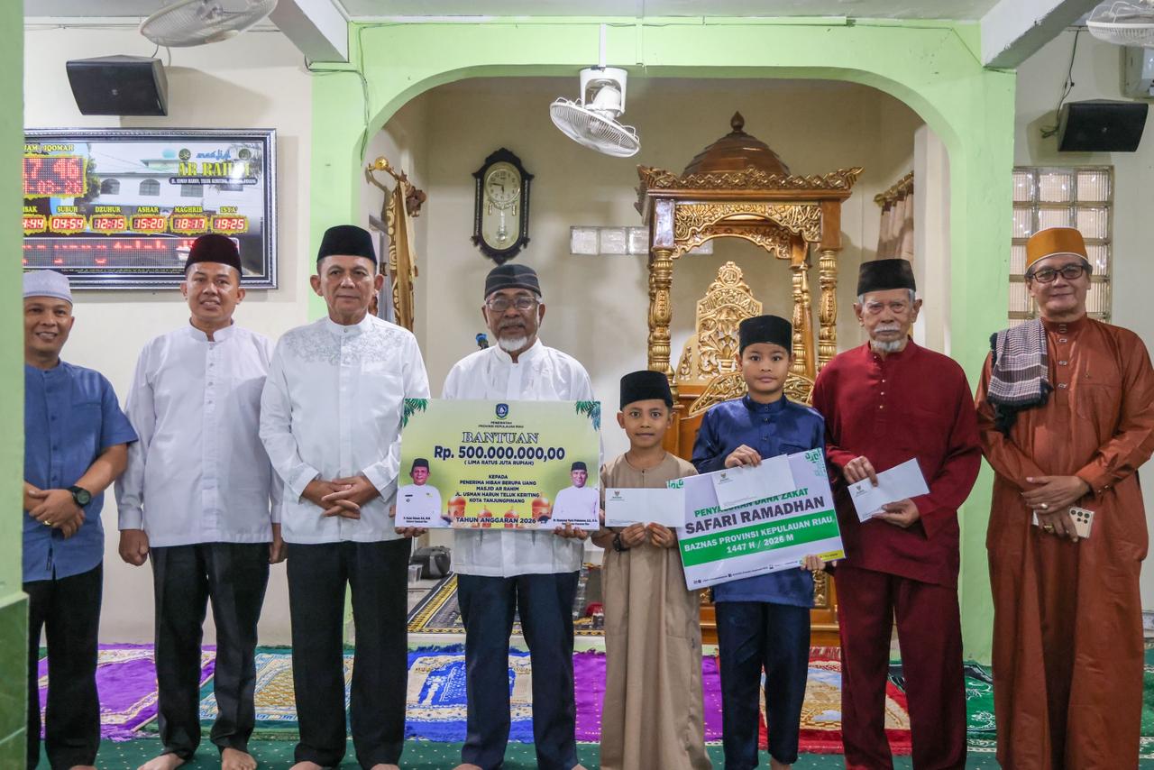 Gubernur Ansar Safari Ramadhan di Masjid Ar-Rahim, Serahkan Bantuan Rp500 Juta untuk Rumah Ibadah