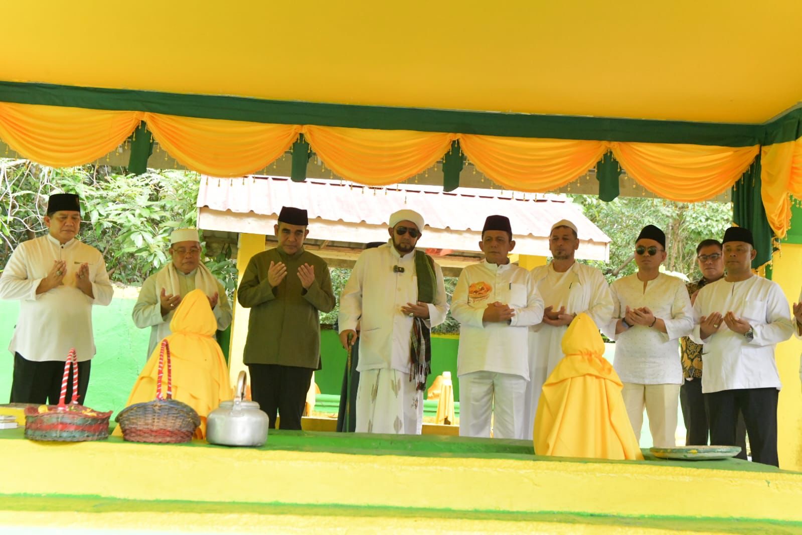 Gubernur Ansar Dampingi Ketua MPR RI dan Habib Syech Tunaikan Salat Jumat di Pulau Penyengat