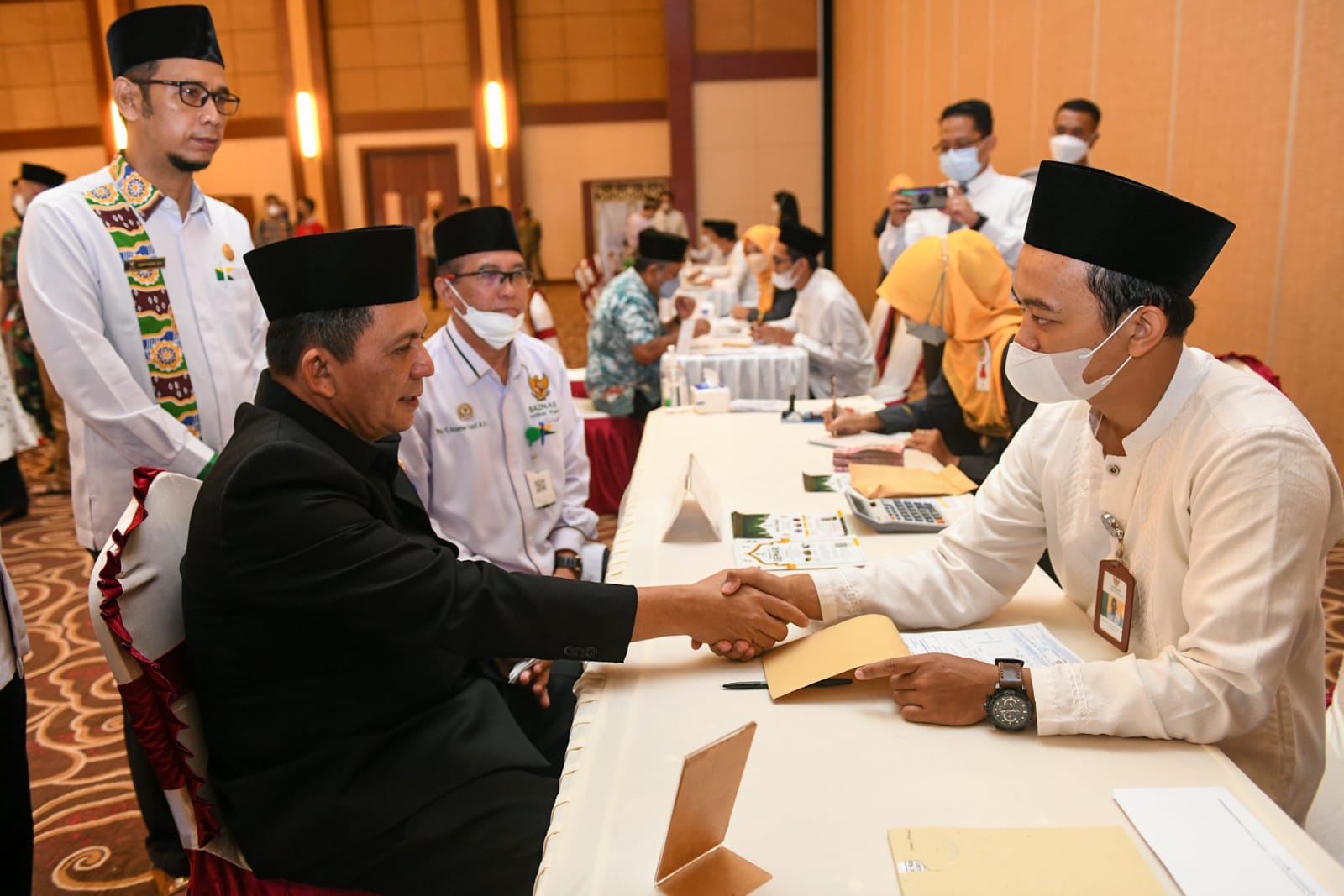Suarakan Gerakan Cinta Zakat, Gubernur Ansar Serahkan Zakat ke BAZNAS Kepri