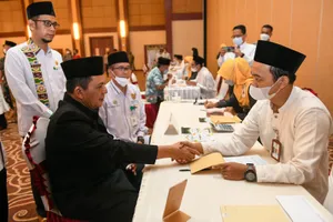 Suarakan Gerakan Cinta Zakat, Gubernur Ansar Serahkan Zakat ke BAZNAS Kepri
