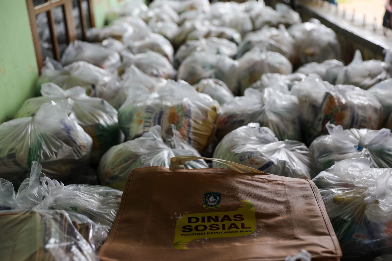 Gubernur Ansar Serahkan 2000 Paket Sembako Tahap II di Kota Tanjungpinang