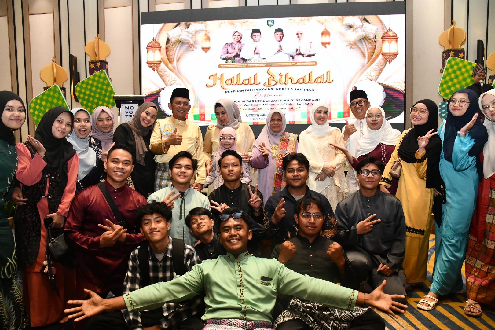 Gubernur Ansar dan Wagub Nyanyang Pererat Silaturahmi Warga Perantauan Melalui Halal Bihalal di Pekanbaru
