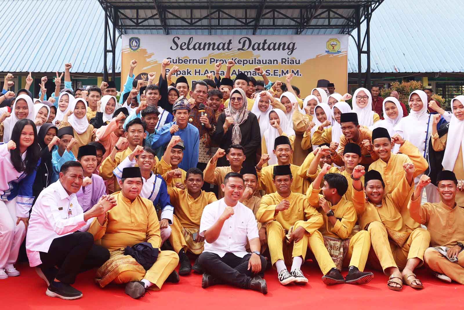 Gubenur Ansar Bersilaturahmi dengan Keluarga Besar SMAN 1 Toapaya dan SMKN 1 Gunung Kijang