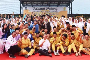 Gubenur Ansar Bersilaturahmi dengan Keluarga Besar SMAN 1 Toapaya dan SMKN 1 Gunung Kijang