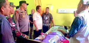 Gubernur Ansar Jenguk Korban Longsor yang Dirawat di RSUD Natuna