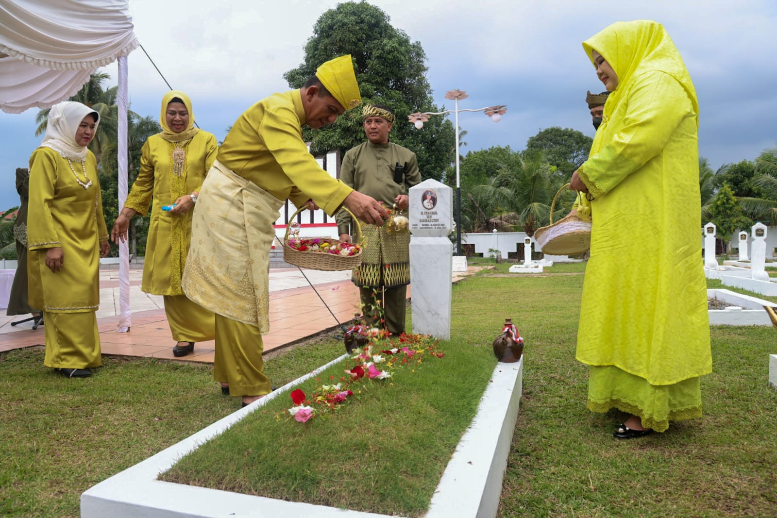 Ziarah ke Makam Tokoh Pejuang Kepri, Gubernur Ansar Komitmen Teruskan Perjuangan