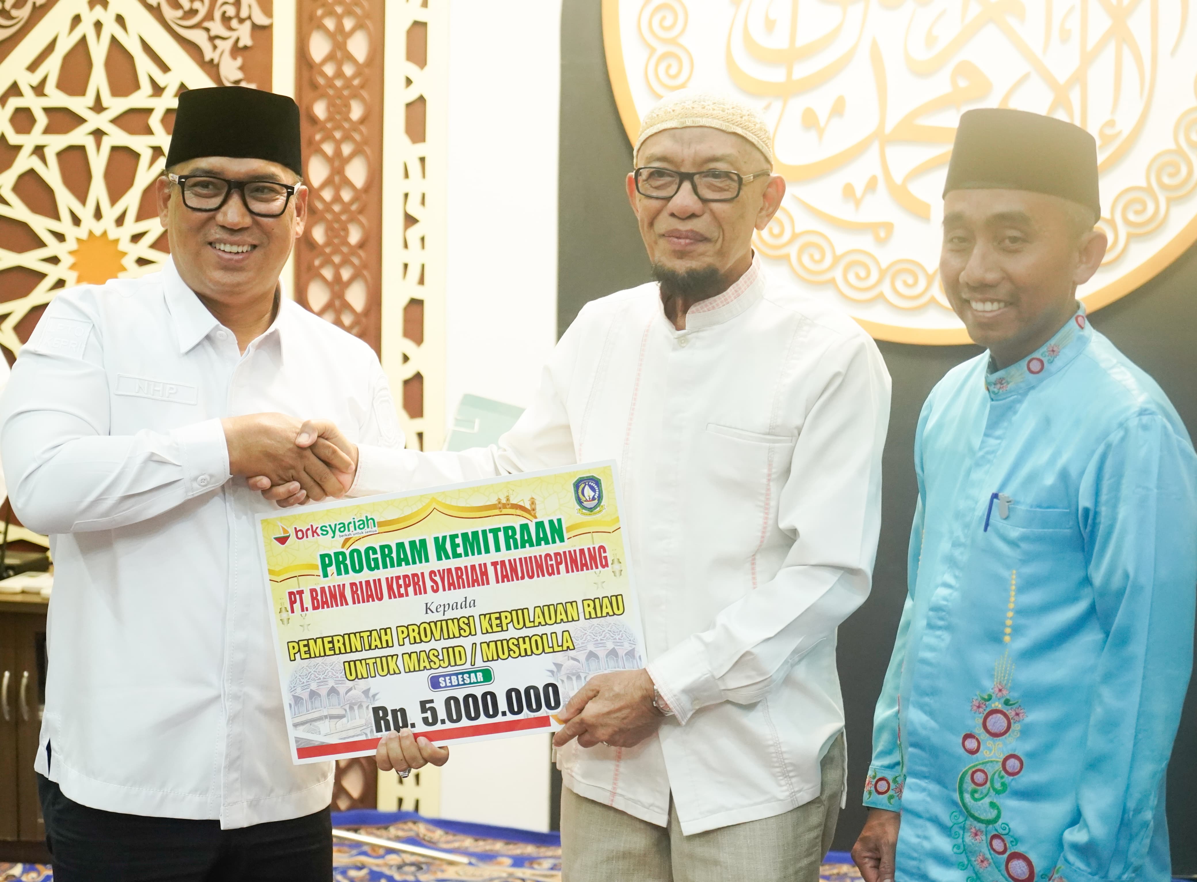 Wagub Nyanyang Safari Ramadan di Dua Masjid Batam, Serahkan Bantuan untuk Yatim dan Dhuafa