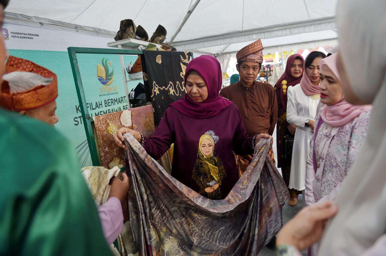 Dewi Ansar Resmi Buka Pameran dan Bazar UMKM Kepri Sempena STQ XI