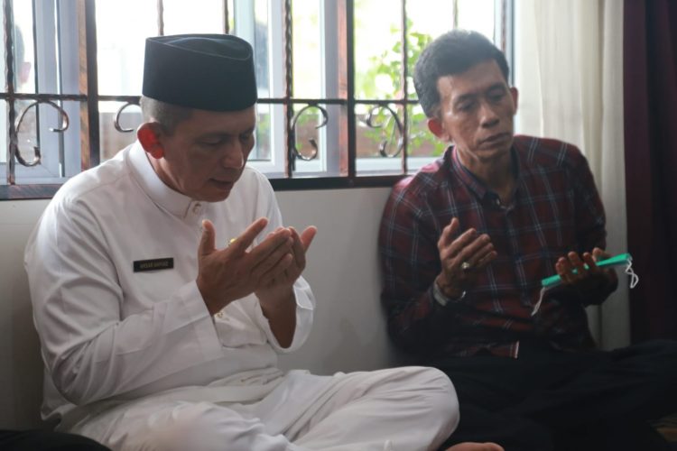 Gubernur Ta’ziyah ke Rumah Duka Almarhum Ruslan Ali Wasyim