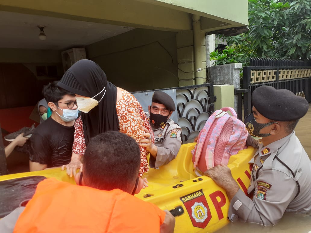 Wujud Negara Hadir, Personel TNI-Polri Dikerahkan Bantu Korban Banjir