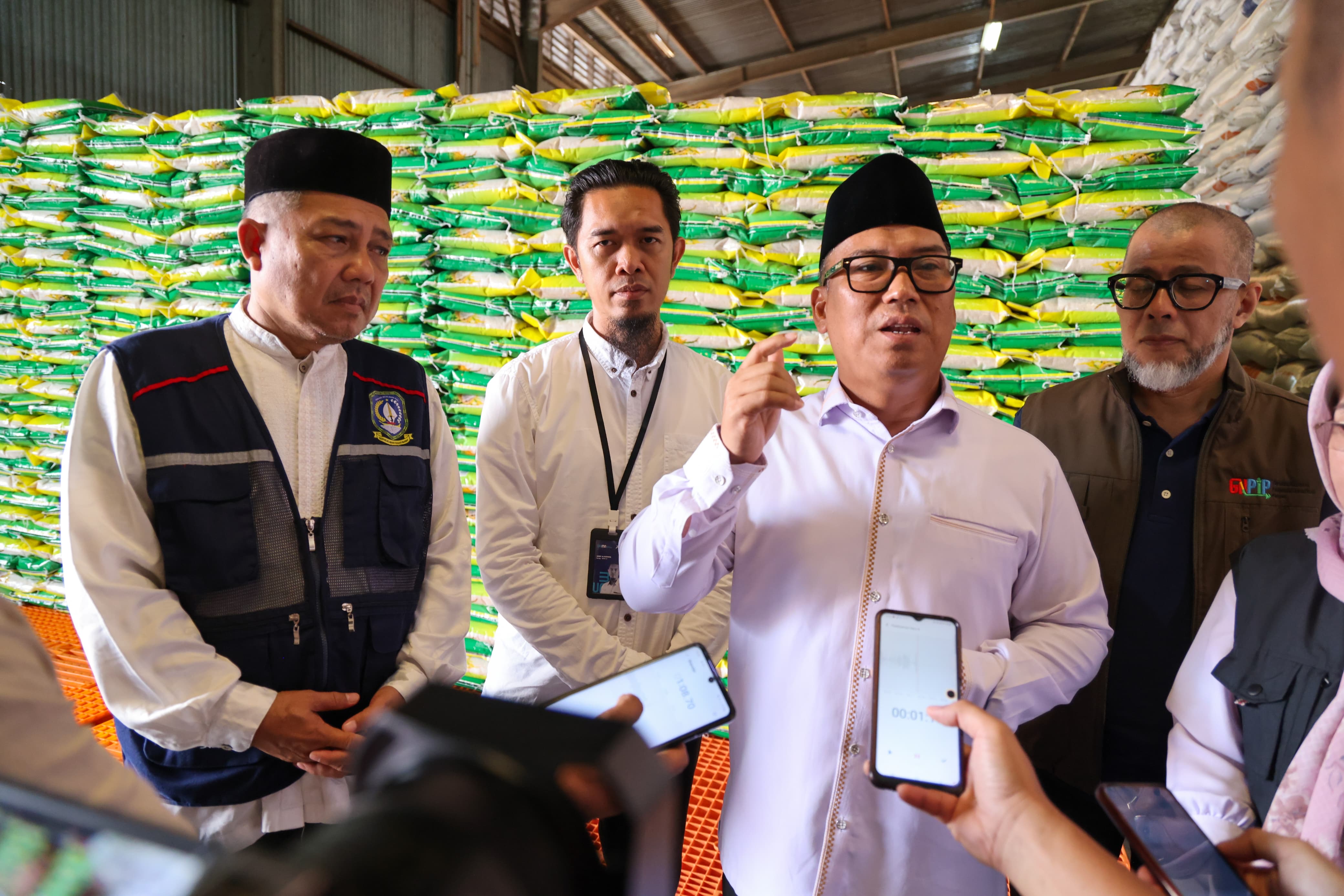 Tinjau Kesiapan Mudik dan Pangan, Wagub Nyanyang Pastikan Pelayaran Lancar dan Stok Beras Aman 3 Bulan ke Depan