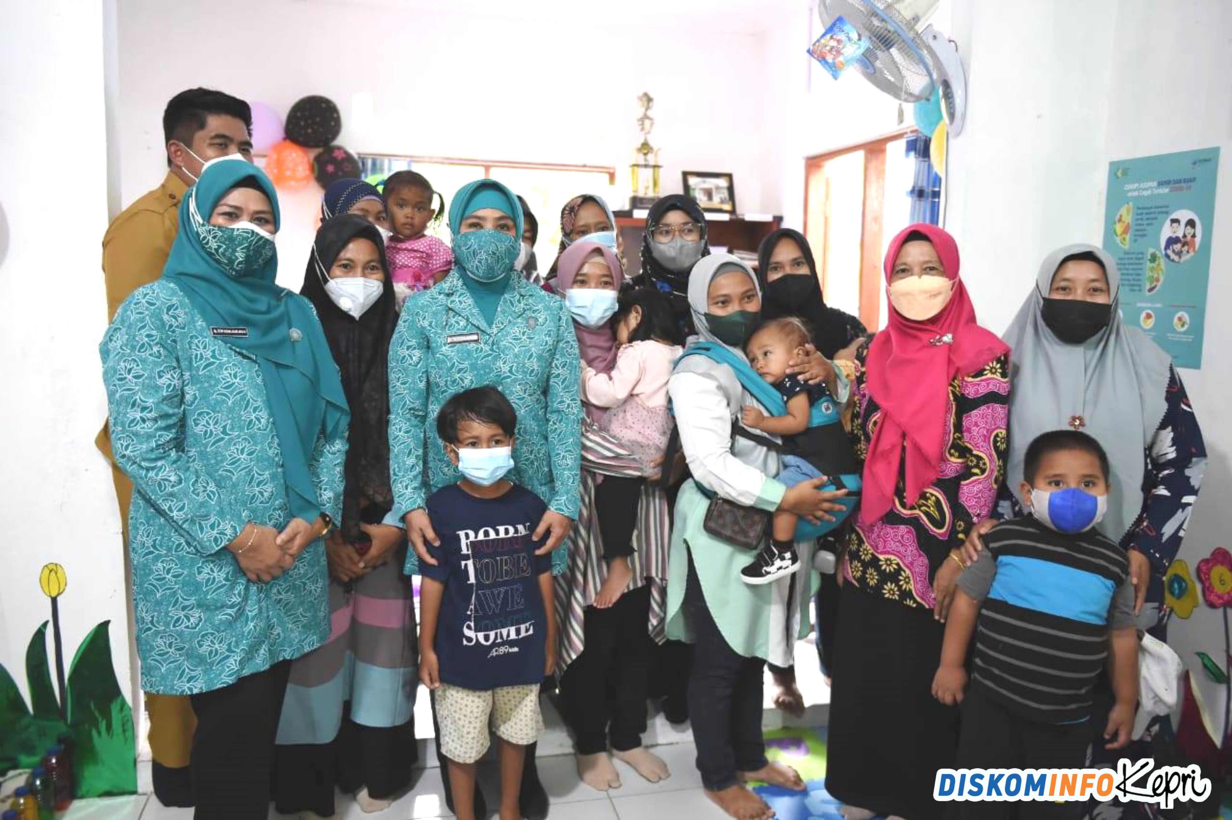 Kunjungi Posyandu Mawar, Tri Tito Karnavian Resmikan Dapur Sehat dan Posyandu Remaja