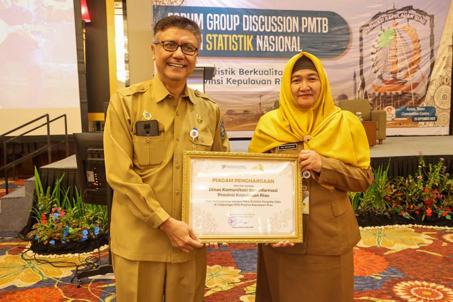 Diskominfo dan Barenlitbang Kepri Terima Penghargaan BPS Award 2023