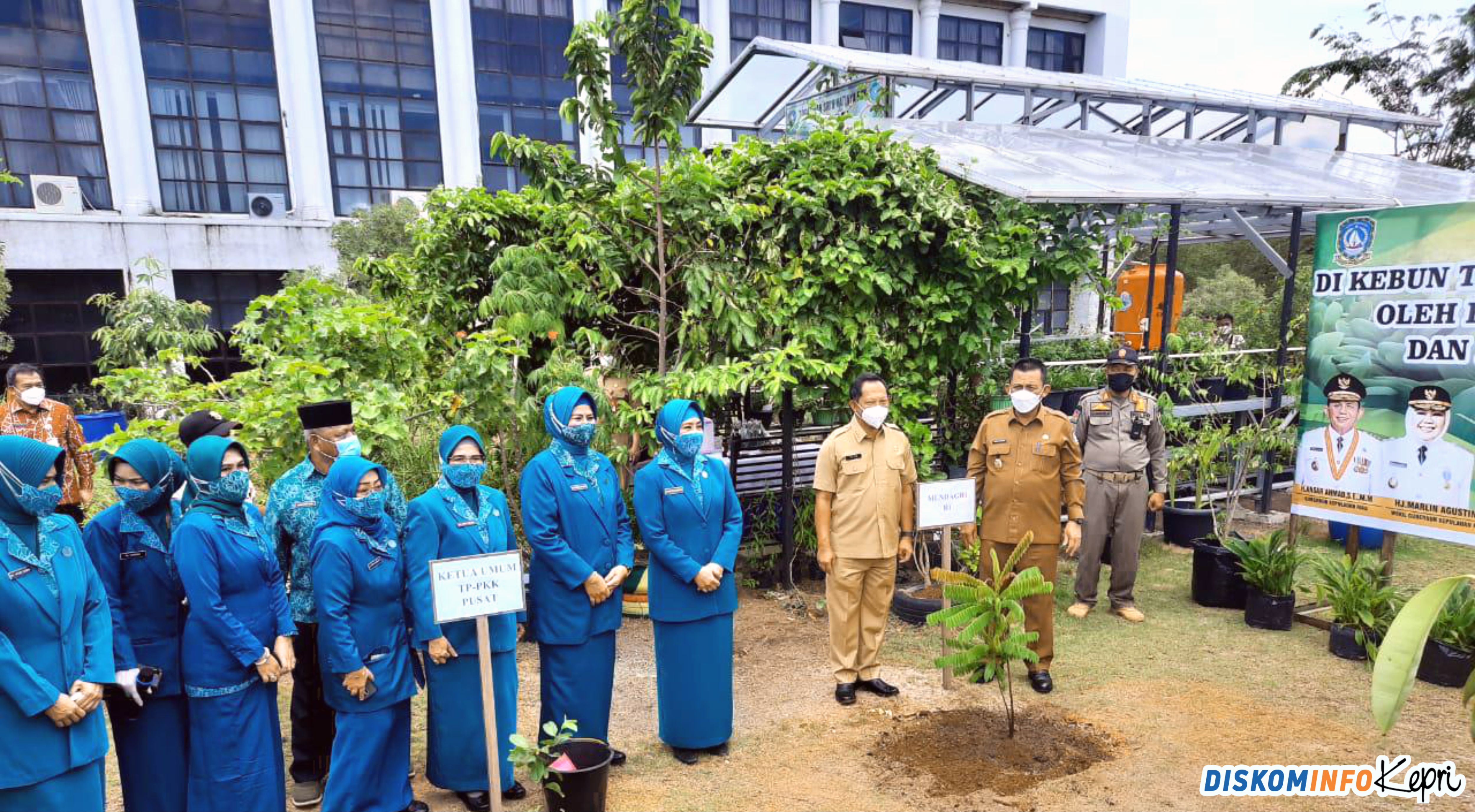 Mendagri Tito Karnavian dan Ketum TP-PKK Tanam Bibit Pohon di Kebun PKK Kepri