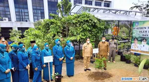 Mendagri Tito Karnavian dan Ketum TP-PKK Tanam Bibit Pohon di Kebun PKK Kepri