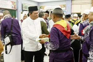 Gubernur Ansar Sambut Hangat Kepulangan Jamaah Haji Kloter Pertama Embarkasi Batam