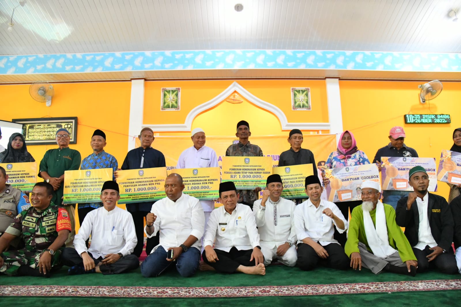 Gubernur Ansar Kembali Serahkan Honorarium  Mubaligh di Kecamatan  Belakang Padang