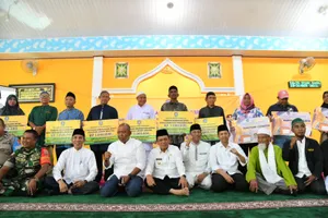 Gubernur Ansar Kembali Serahkan Honorarium  Mubaligh di Kecamatan  Belakang Padang