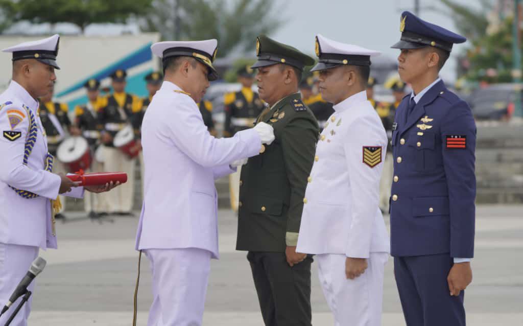 Gubernur Ansar Hadiri Upacara HUT ke-80 TNI di Tugu Sirih Tanjungpinang