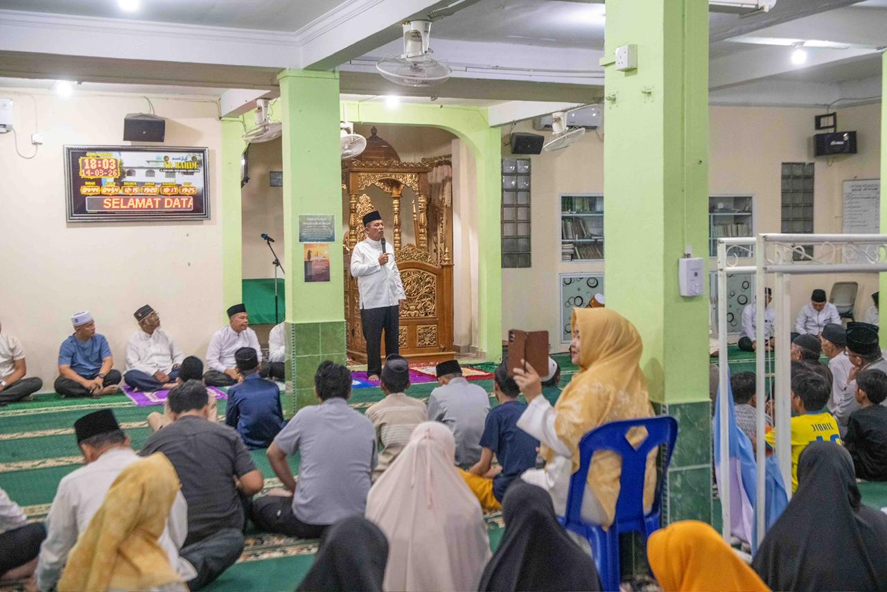 Gubernur Ansar Safari Ramadhan di Masjid Ar-Rahim, Serahkan Bantuan Rp500 Juta untuk Rumah Ibadah