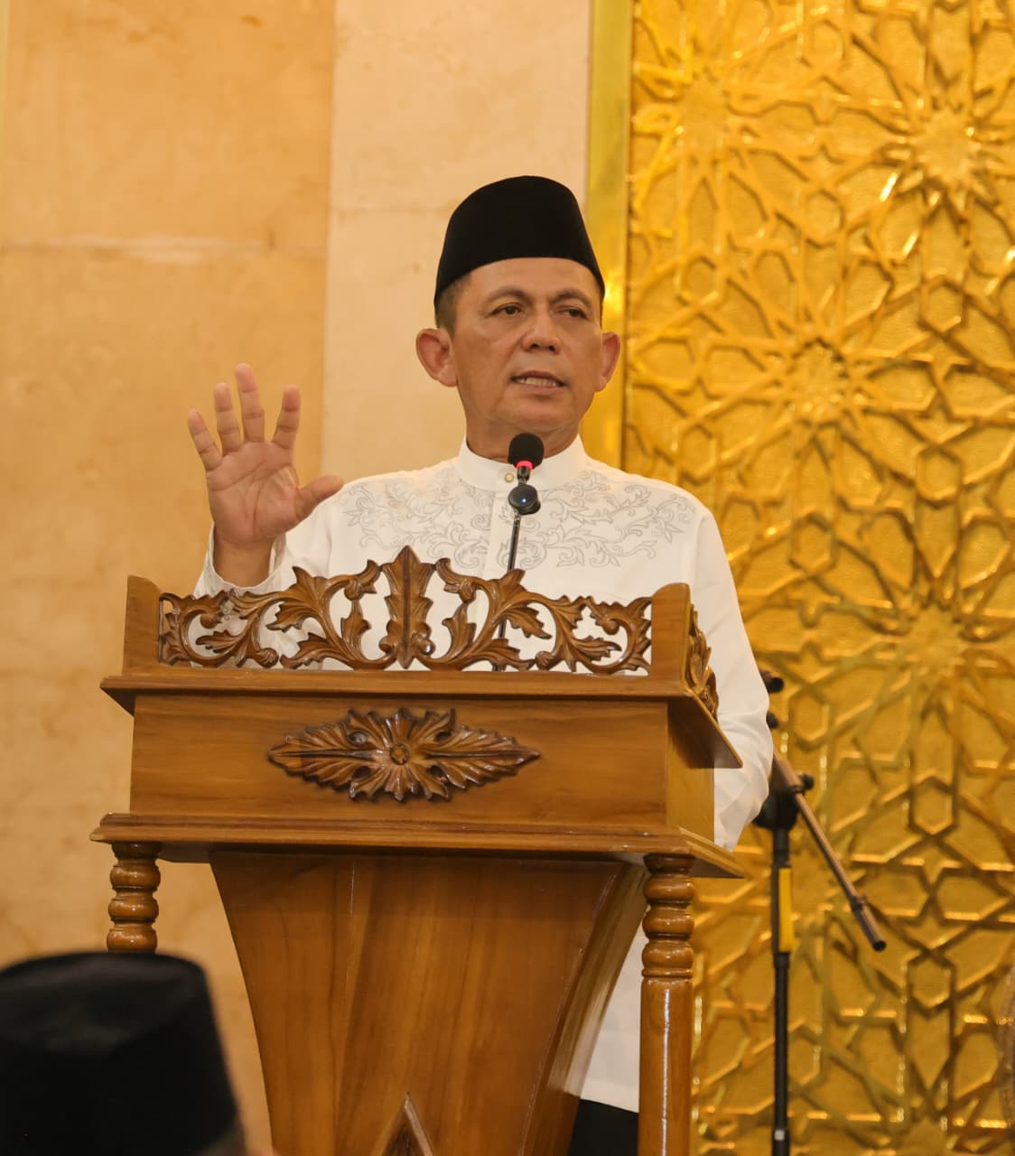 Safari Ramadan di Masjid Al Uswah, Gubernur Ansar  Serahkan Bantuan dan Paparkan Program Pembangunan Kepri