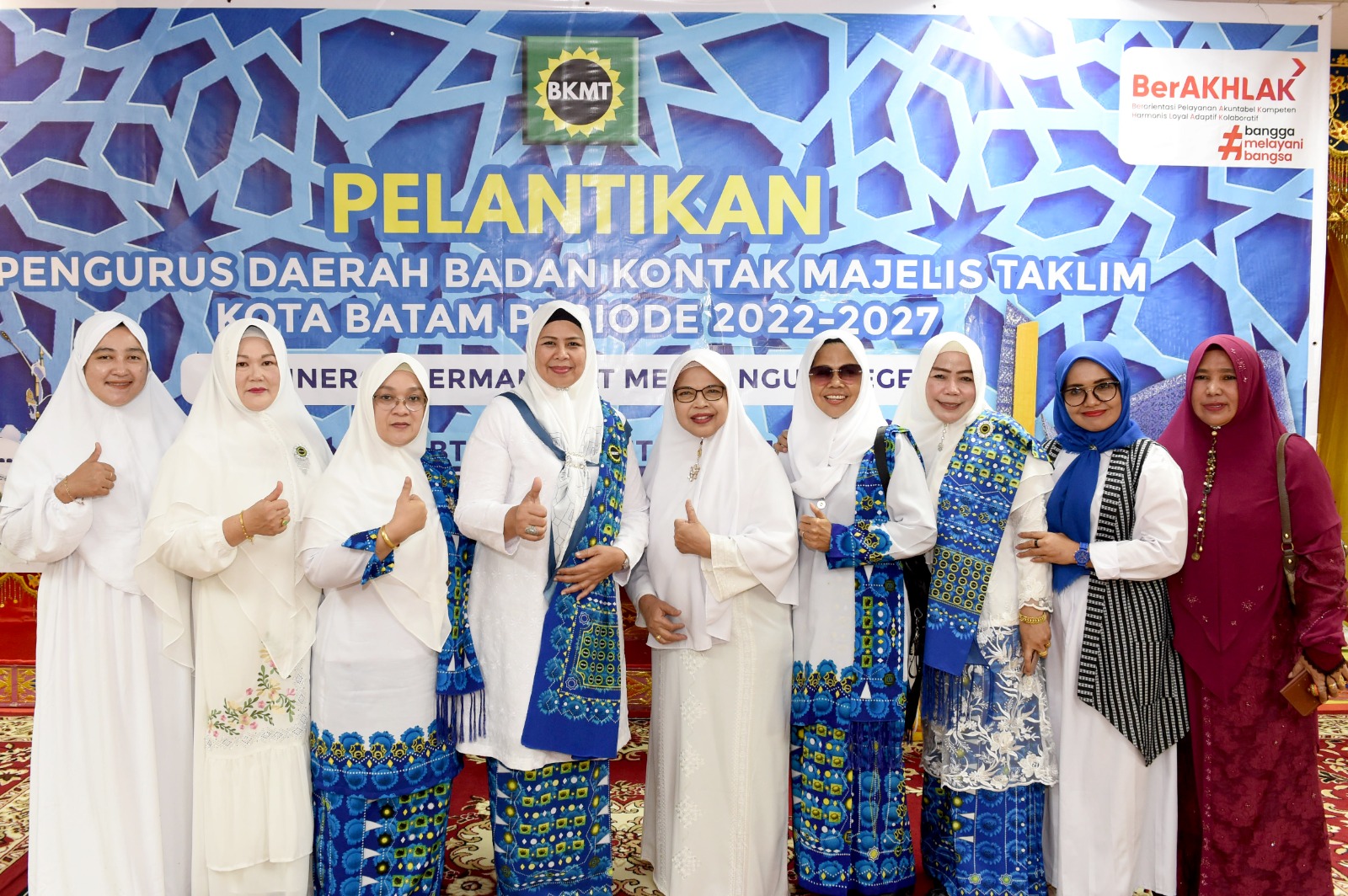Dewi Ansar Lantik Pengurus BKMT Batam Periode 2022-2027