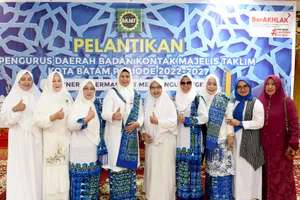 Dewi Ansar Lantik Pengurus BKMT Batam Periode 2022-2027