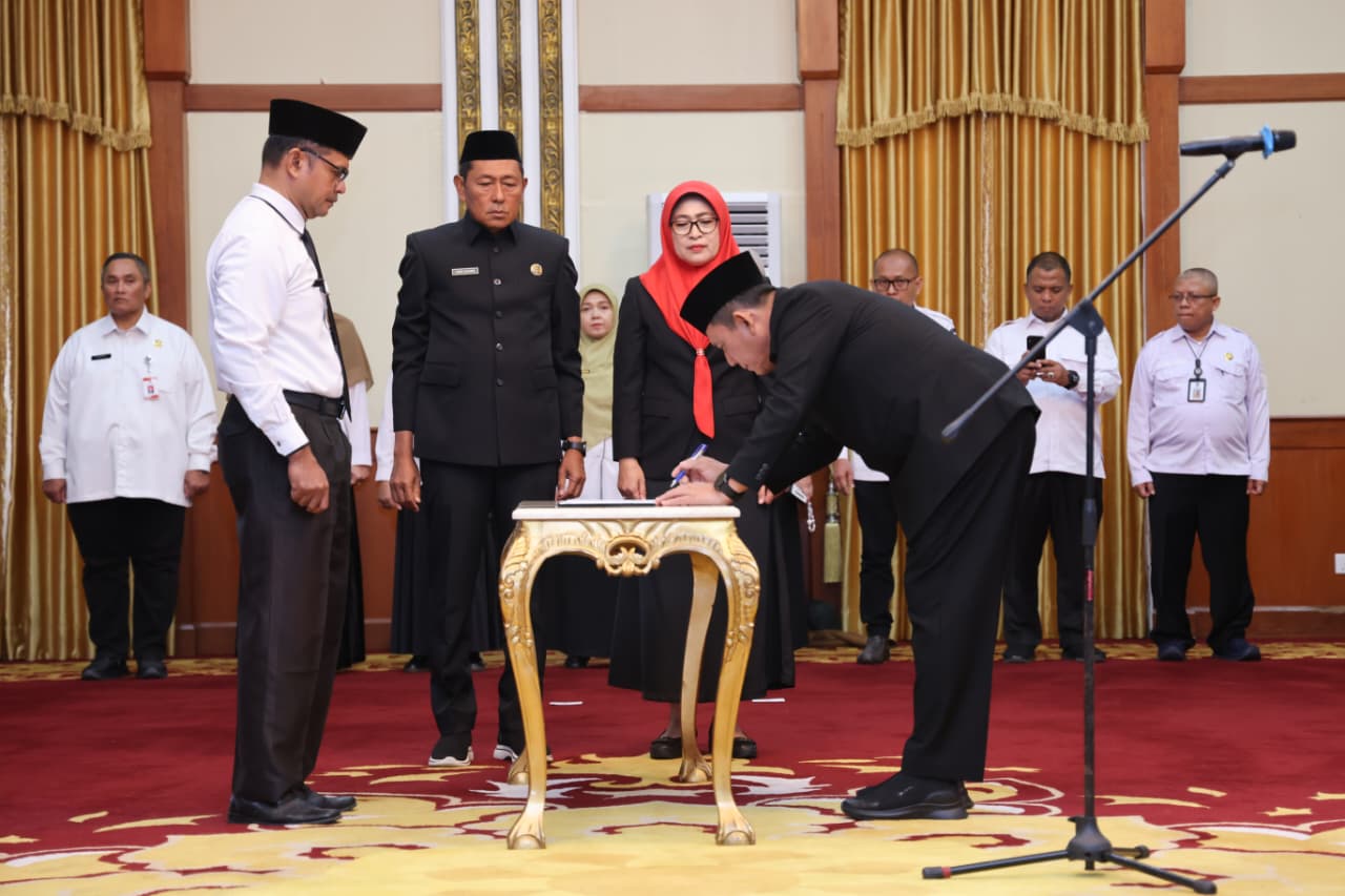 Gubernur Ansar Lantik Kepala Sekolah SMAN, SMKN, dan SLBN se-Kepri