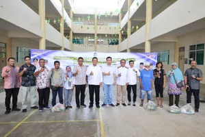 Gubernur Ansar Serahkan Bantuan Sembako di Sekolah Toan Hwa Tanjungpinang
