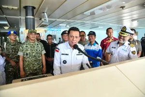 Gubernur Ansar Tinjau Pemudik KM Kelud Tujuan Belawan di Pelabuhan Batu Ampar Batam