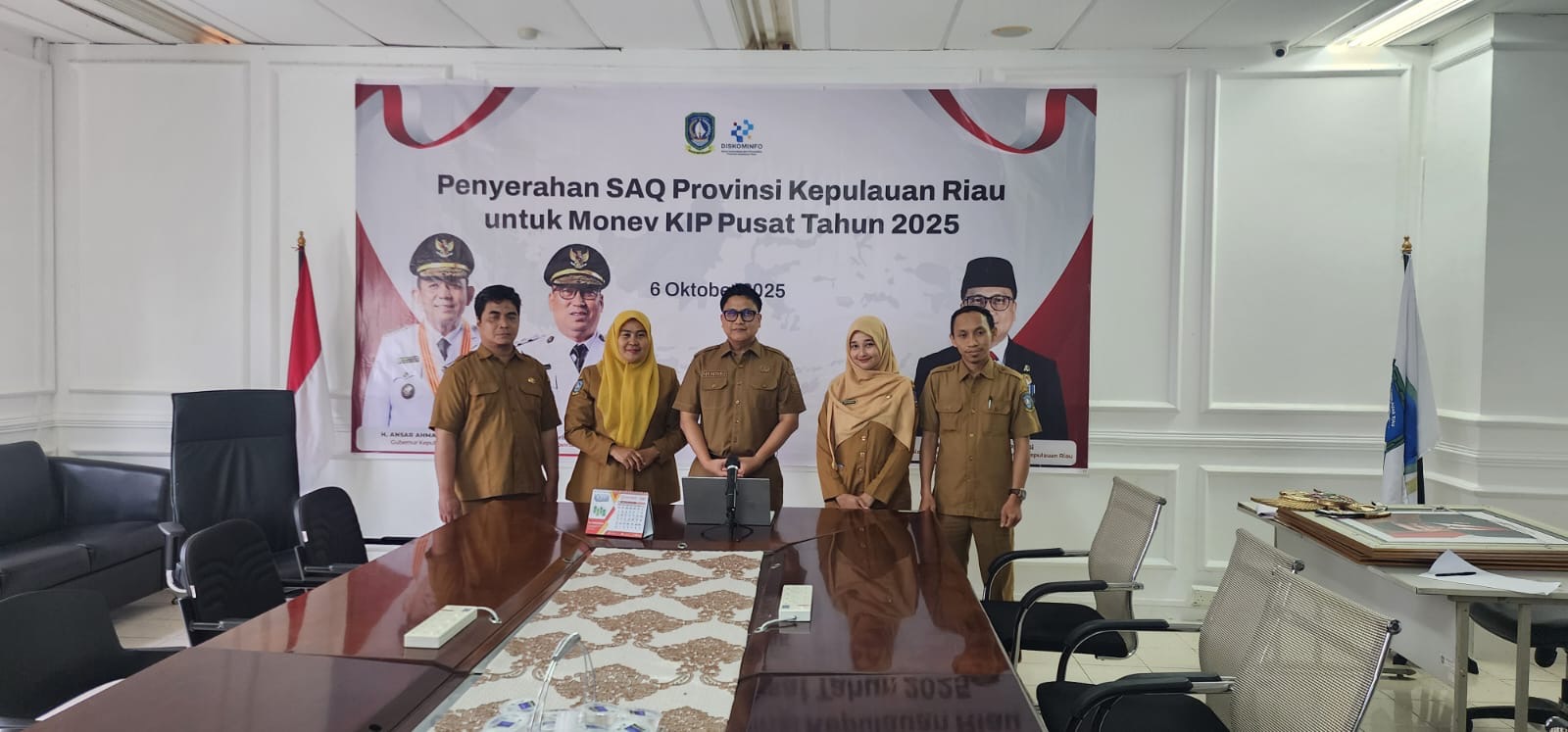 Kepala Dinas Kominfo Kepri Serahkan SAQ Monev Keterbukaan Informasi Publik 2025, Komitmen Transparansi Pemerintah Daerah Diperkuat