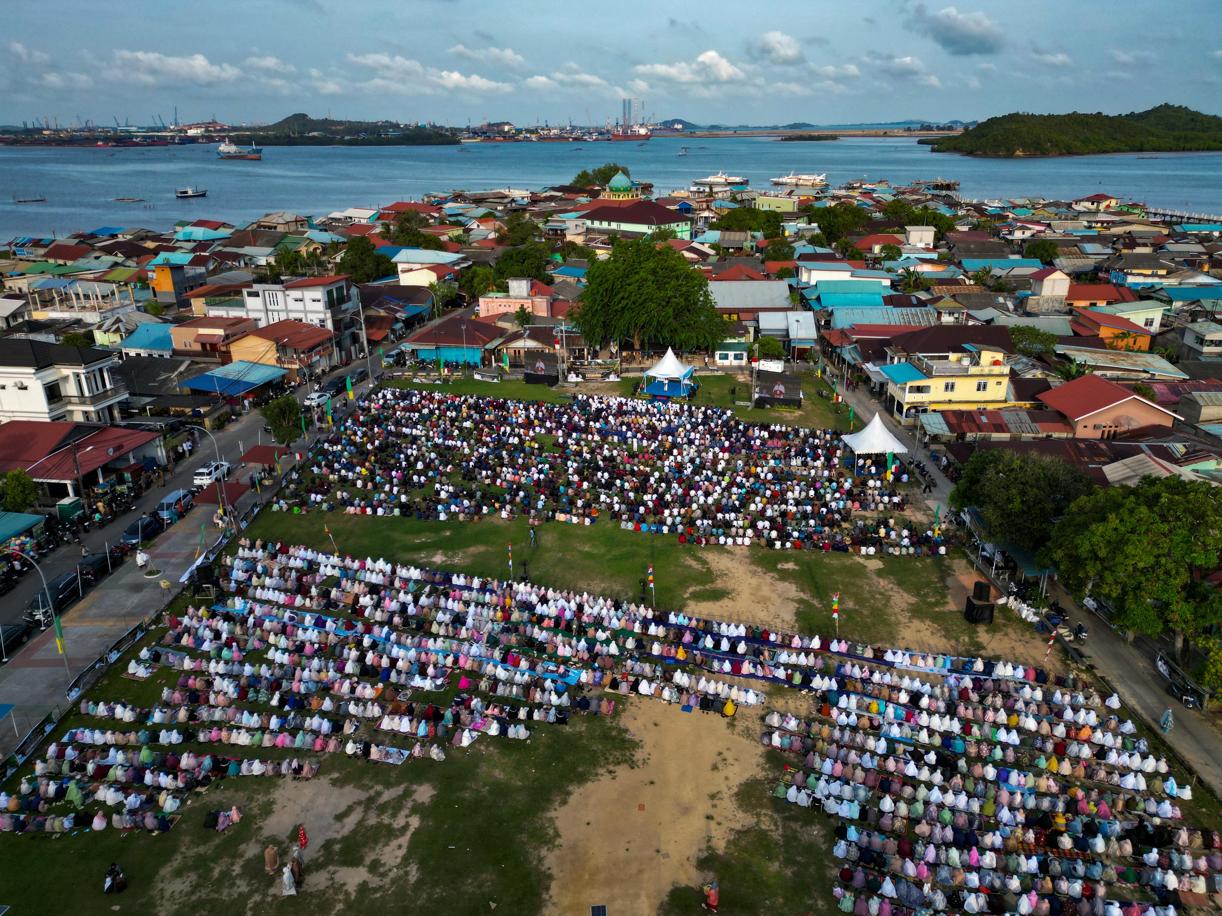 Gubernur Ansar Sholat Idulfitri Bersama Masyarakat Batam