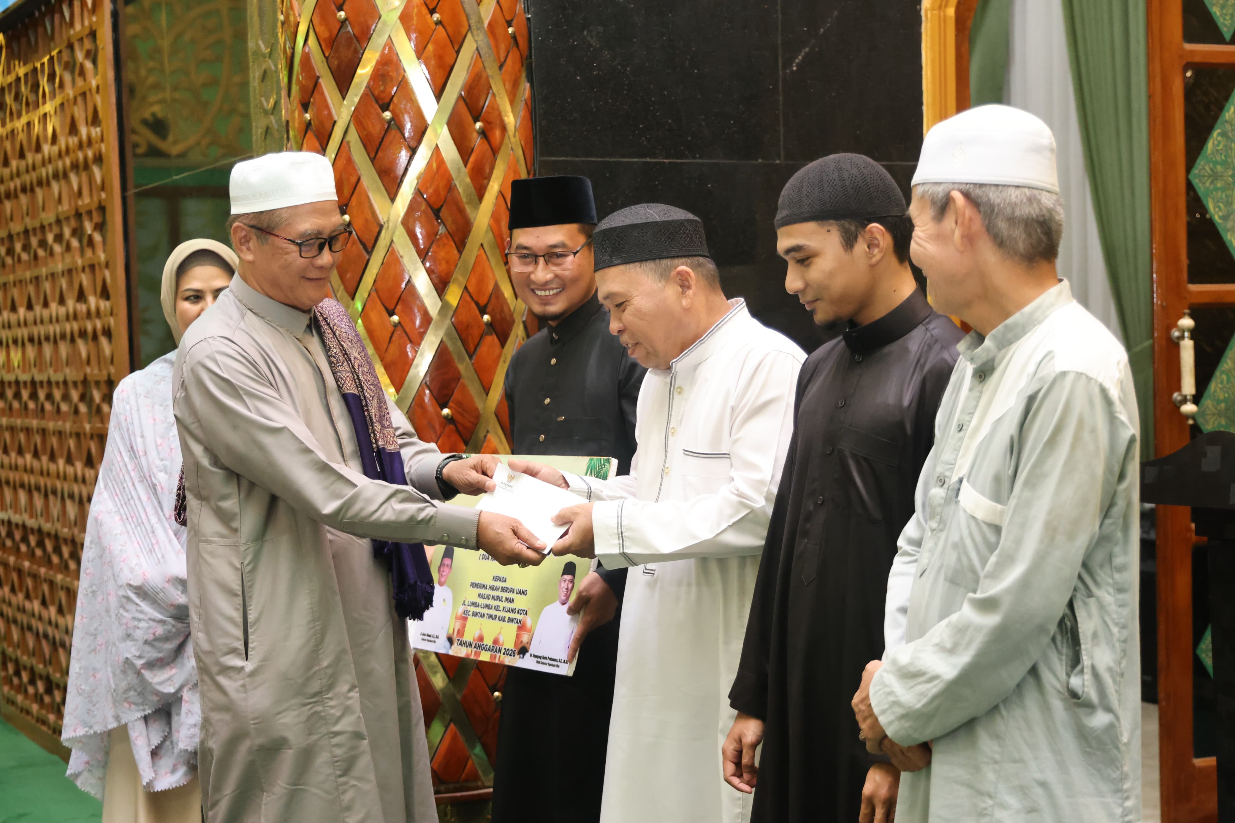 Safari Ramadan di Bintan, Wagub Nyanyang Salurkan Zakat dan Bantuan Rumah Ibadah Sebesar Rp200 Juta