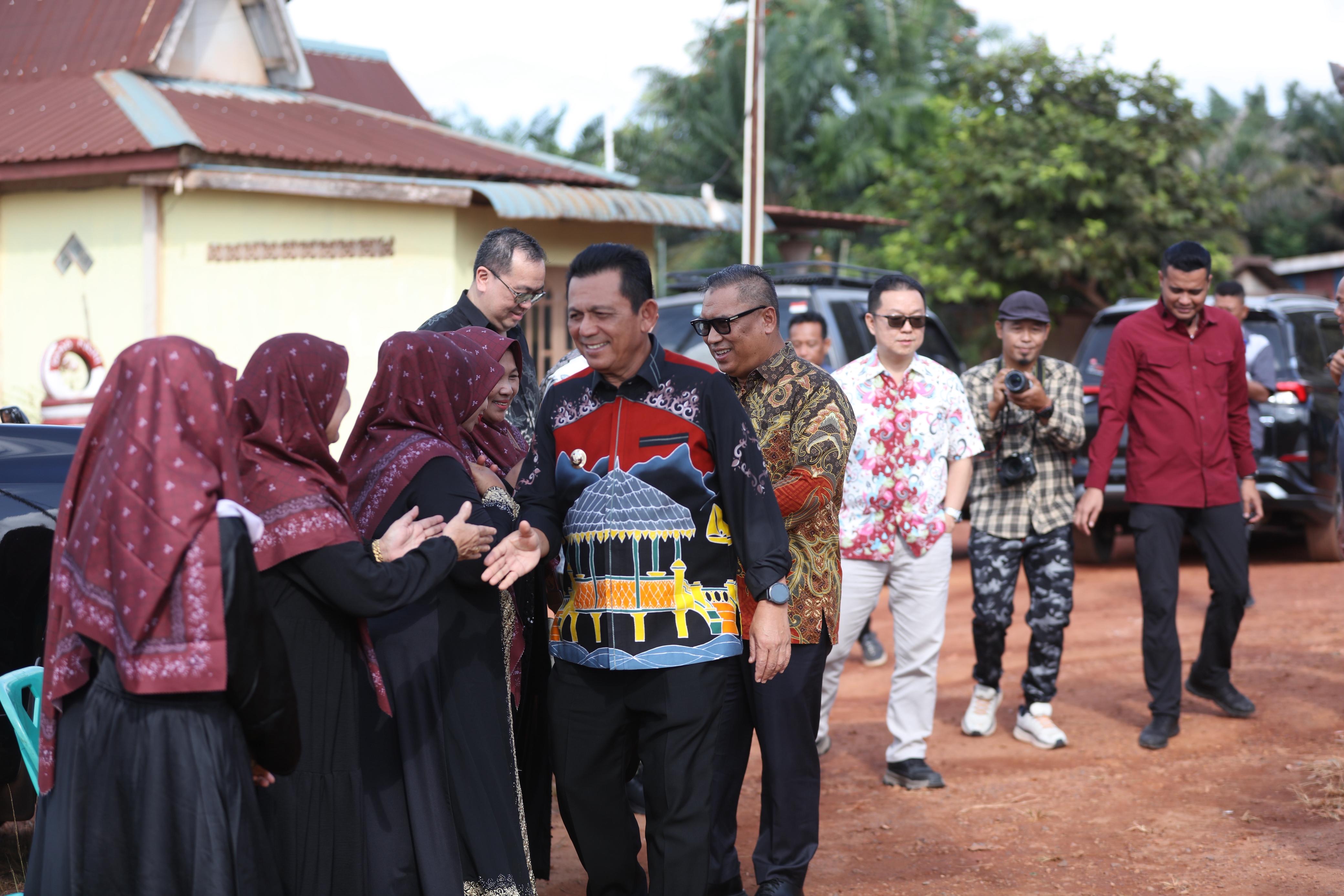 Program Kepri Terang Hadir di Kampung Tembesi Sidomulyo, Gubernur Ansar Resmikan Listrik 24 Jam