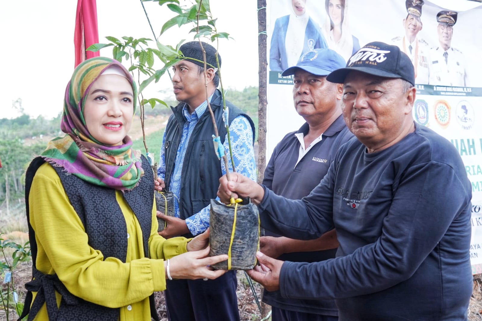 BKOW Kepri Bagikan 700 Bibit Tanaman Perkebunan di Cikolek Toapaya Selatan