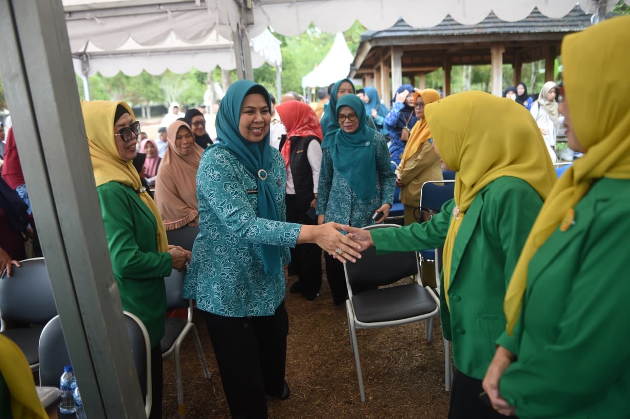 TP PKK Kepri Serahkan Bantuan Bibit Cabai di Bintan