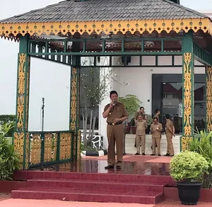 PERDANA, WAGUB KEPRI PIMPIN APEL SENIN PAGI  DAN DENDANGKAN LAGU “TITIP RINDU UNTUK AYAH”