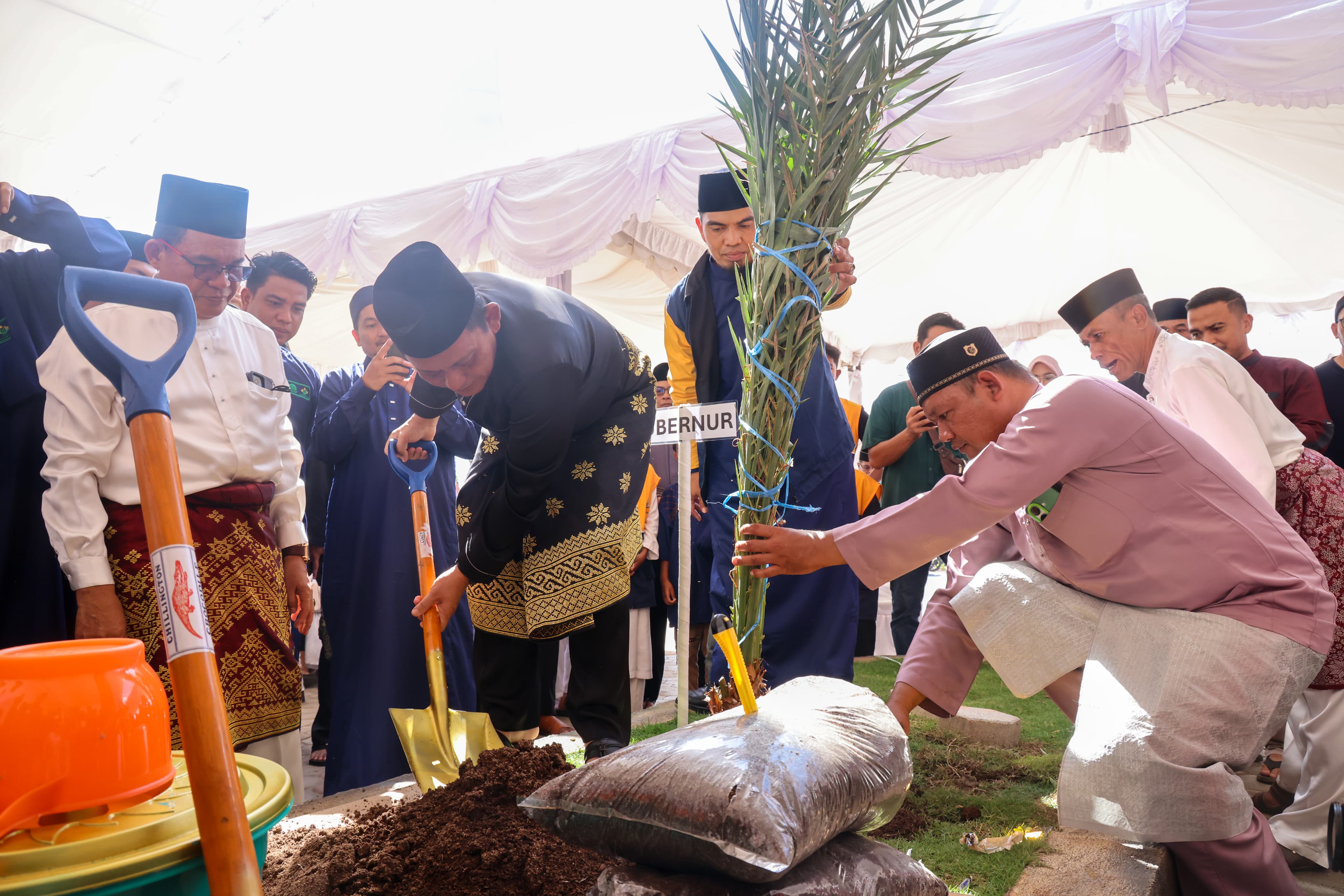 Penuh Khidmat, Gubernur Ansar dan Jamaah Hadiri Tabligh Akbar Masjid Al-Iltizam
