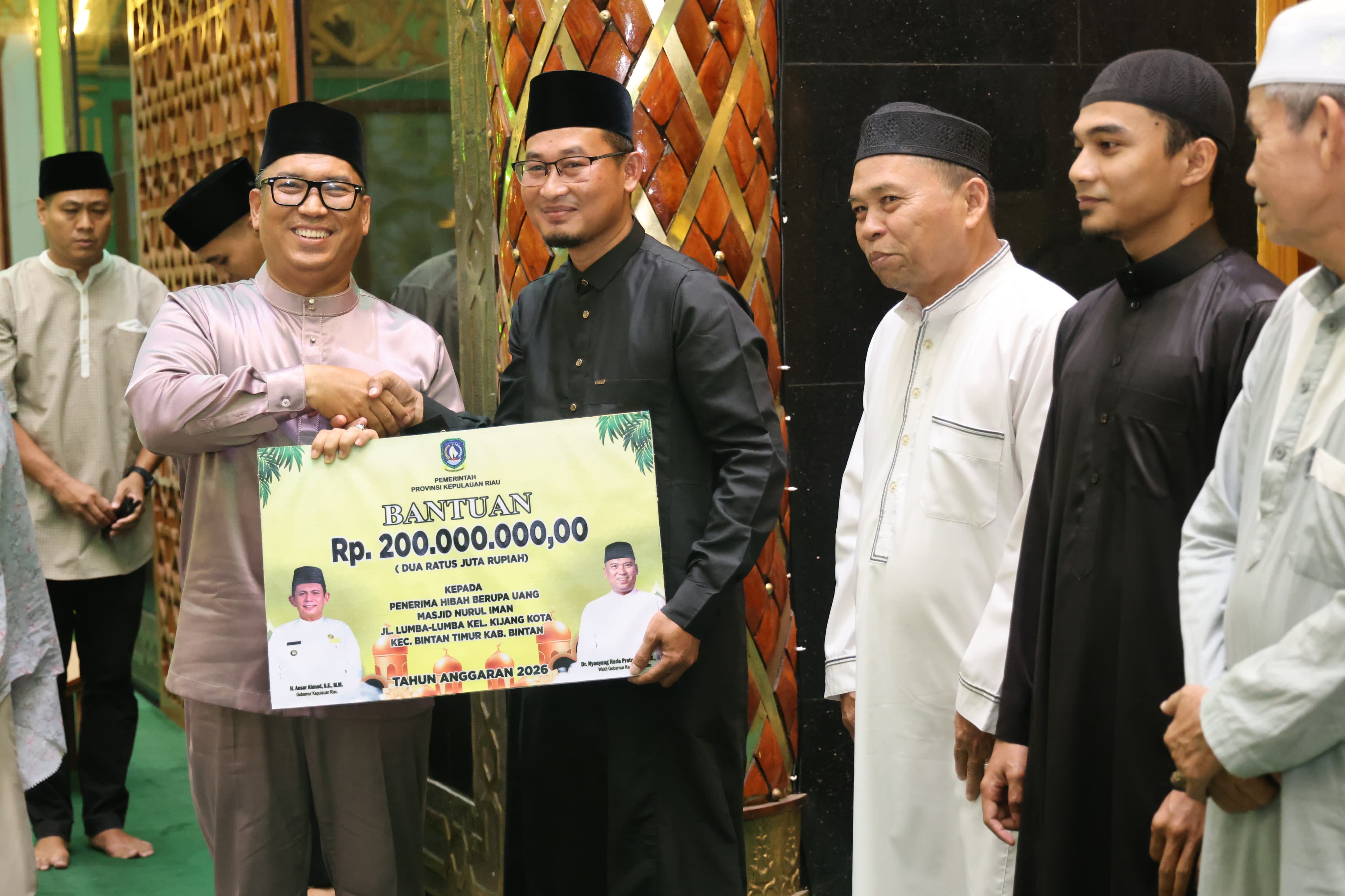 Safari Ramadan di Bintan, Wagub Nyanyang Salurkan Zakat dan Bantuan Rumah Ibadah Sebesar Rp200 Juta