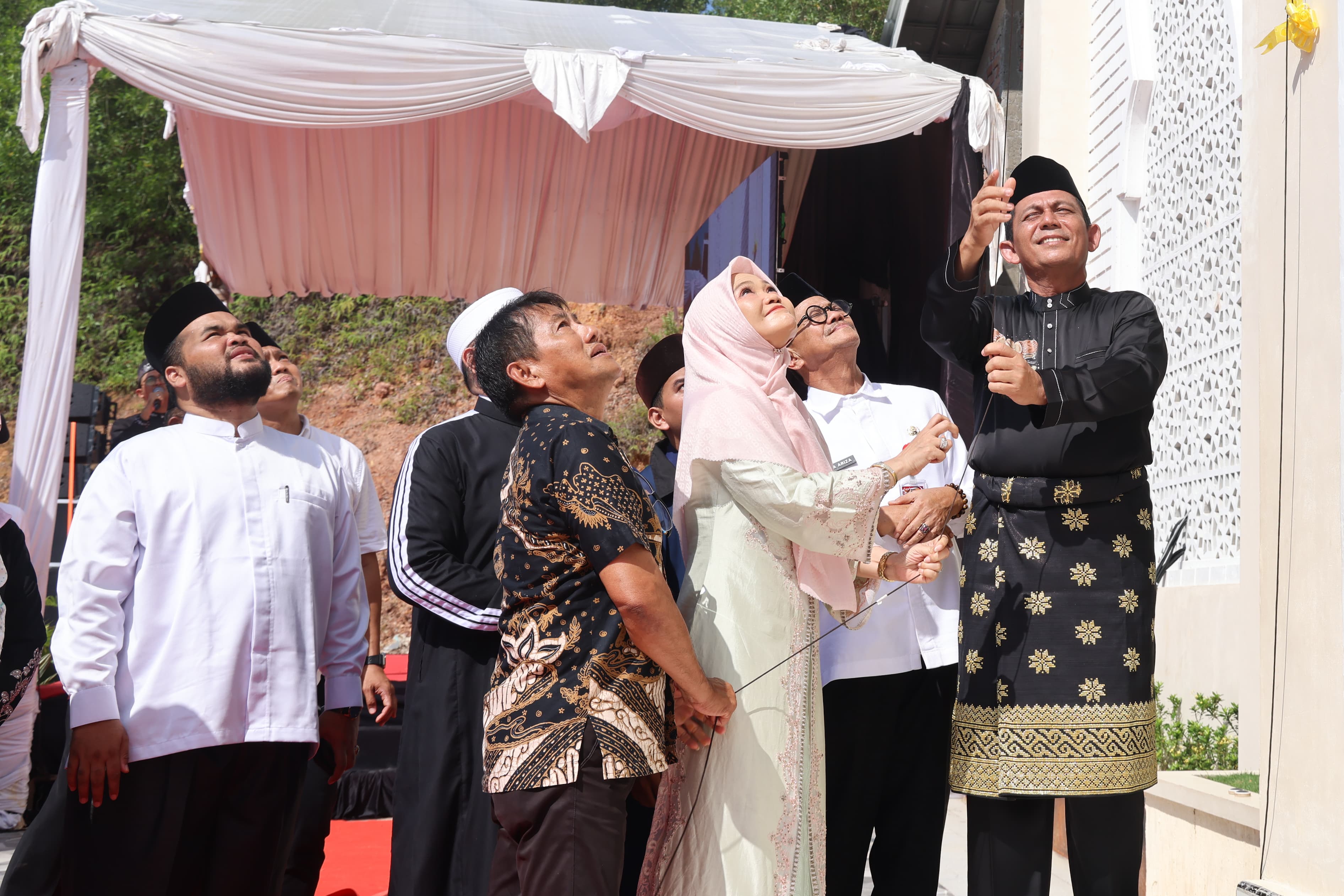 Penuh Khidmat, Gubernur Ansar dan Jamaah Hadiri Tabligh Akbar Masjid Al-Iltizam